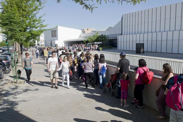 PÚBLICO HACIENDO COLA EN LA PUERTA DEL PARQUE DE LAS CIENCIAS DE GRANADA.