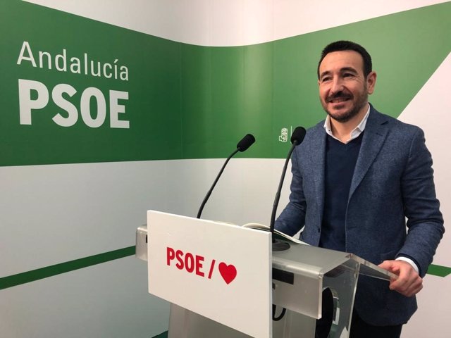El senador del PSOE Fernando López Gil en rueda de prensa