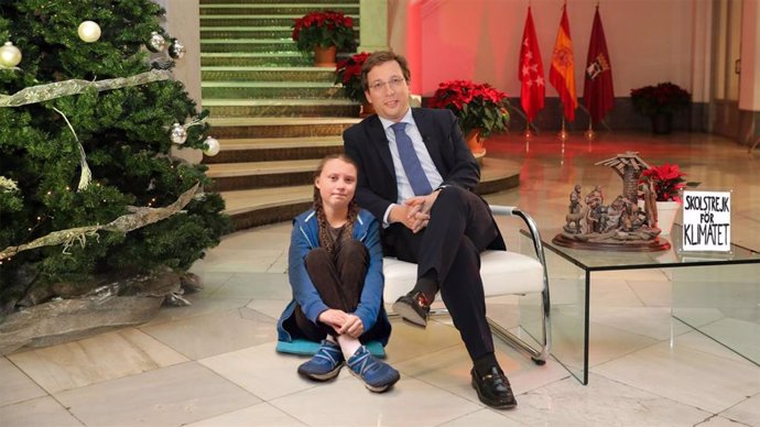 Fotomontaje de 'Somos Malasaña' con la inocentada del día: José Luis Martínez-Almeida contratando de asesora a Greta Thunberg.