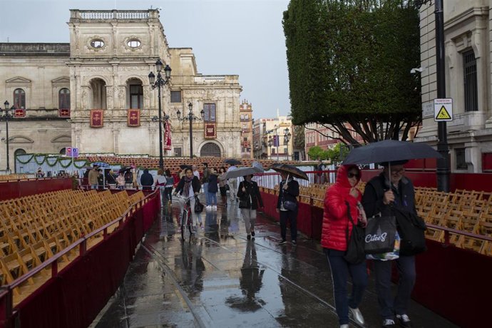 Jueves Santo en la Avenida de la Constitución.
