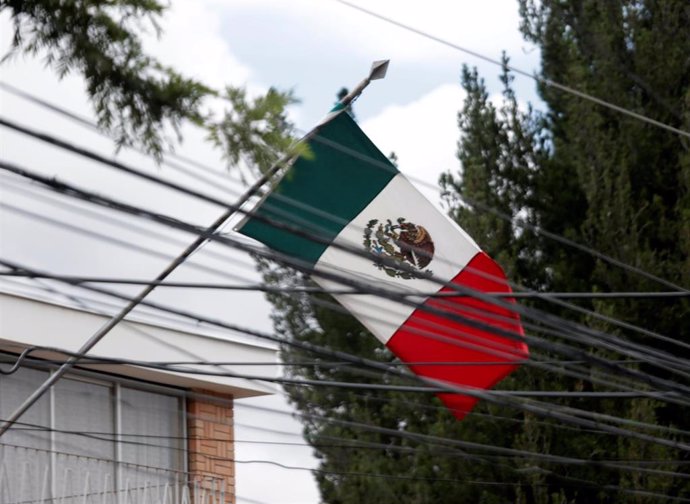Bandera de México en la Embajada mexicana en La Paz