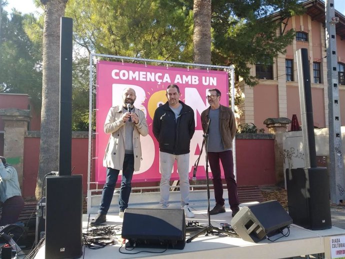 El presidente de la Obra Cultual Balear, Josep De Luis, en el centro de la imagen, en la presentación  del 'Bon dia Mbil'.