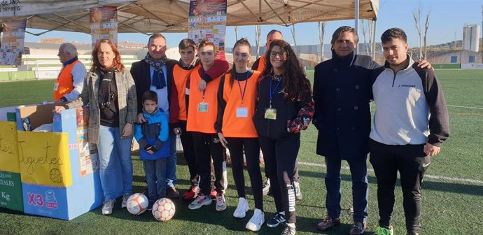 El Trofeo de Fútbol 7 'Ningún niño sin juguete' recoge 500 regalos para las familias de El Valle.