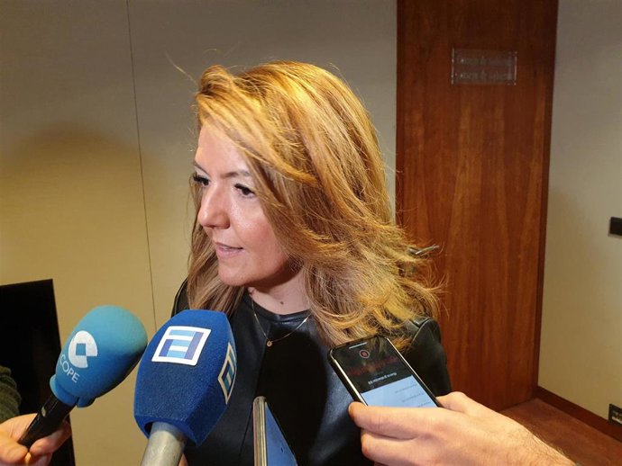 La portavoz del PP en la Junta General, Teresa Mallada, atiende a los medios tras el pasado pleno del 26 de diciembre.