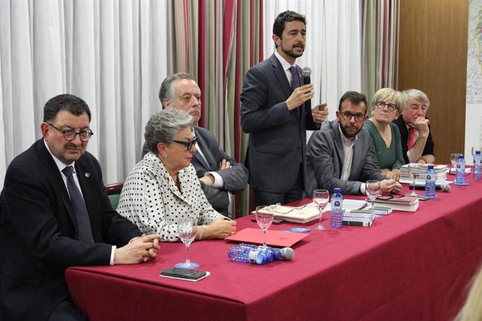 El conseller de Territorio y Sostenibilidad de la Generalitat, Dami Calvet, en la presentación del Diccionario del Aranés y el Nomenclátor de la Vall d'Aran.