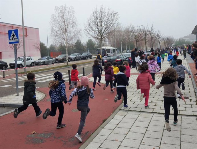 Niños participan en la III Mini San Silvestre del barrio vallisoletano de Pinar de Jalón.