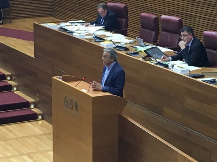 Manolo Mata en el pleno de Les Corts