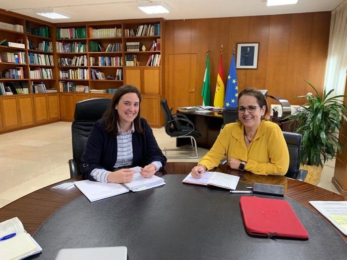 La teniente de alcalde delegada de Innovación, Cultura y Patrimonio Histórico, Blanca Torrent, y la delegada territorial de Fomento, Infraestructuras, Ordenación del Territorio, Cultura y Patrimonio de la Junta de Andalucía, Cristina Casanueva.