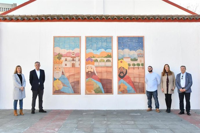 Mural que preside la plaza de la Alegría de Tomares.