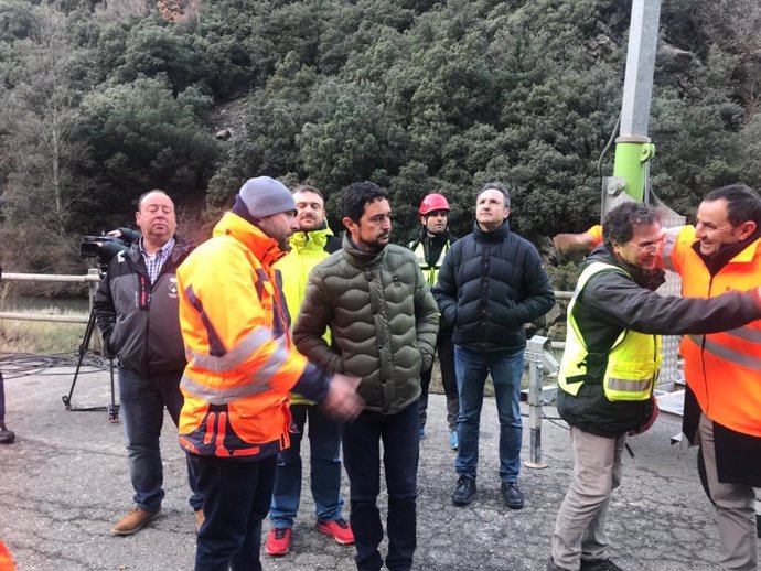 El conseller de Territori i Sostenibilitat, Dami Calvet, ha visitat aquest dissabte el tram tallat de la C-13 entre Llavorsí i Rialp (Lleida).