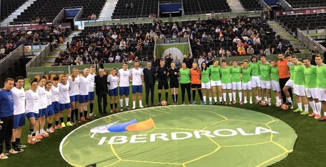 Exjugadores y jugadoras de la Primera Iberdrola golean por la igualdad