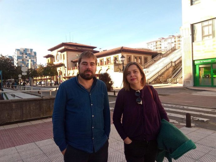 El secretario general de Podemos Asturies,Daniel Ripa, y la portavoz de Somos en el Ayuntamiento de Oviedo, Ana Taboada.