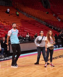 Fútbol.- Piqué y Shakira visitan la cancha de Miami Heat