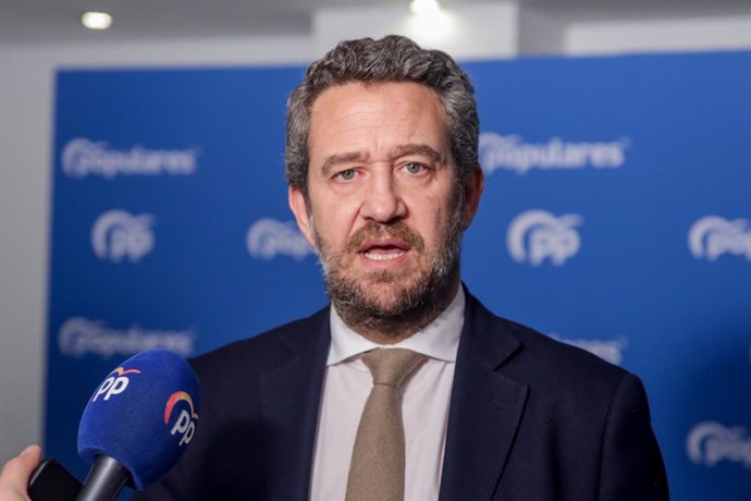 El sotssecretari de Participació del PP, Jaime de Olano, atén als mitjans de comunicació per valorar la situació política a la seu del PP a Madrid, 28 de desembre del 2019.