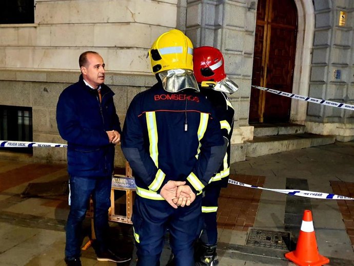 El alcalde de Guadalajara, Alberto Rojo, visita la zona de la avería.