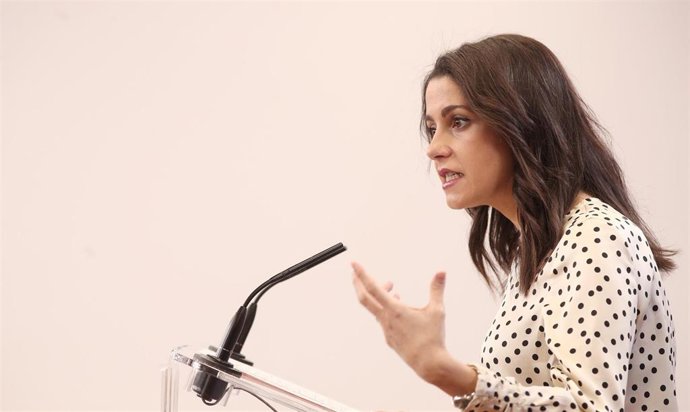 La portavoz de Ciudadanos en el Congreso, Inés Arrimadas, en rueda de prensa tras presentar en la Cámara la Proposición de Ley de Medidas de Lucha Contra la Corrupción, en Madrid (España), a 20 de diciembre.