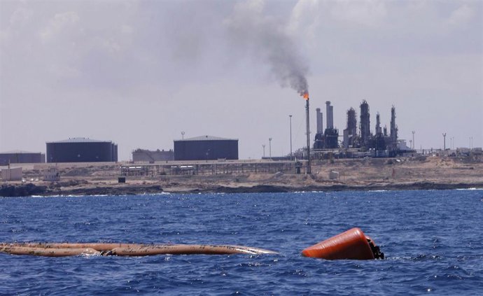 La refinería y puerto petrolero de Zawiya