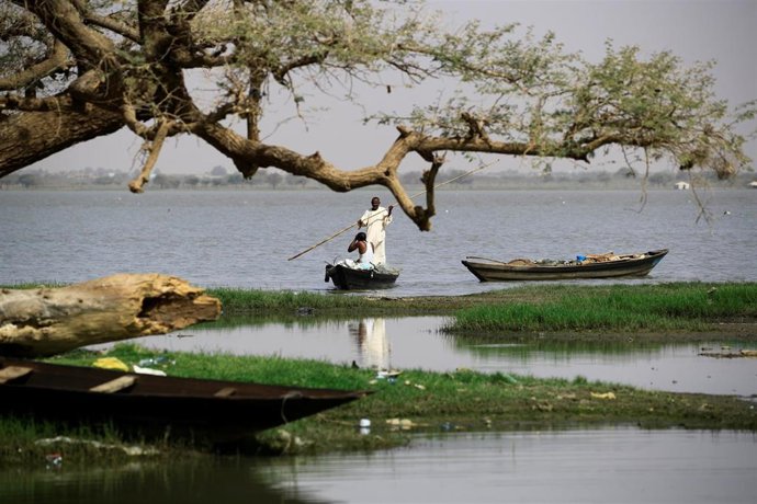 Un pescador en el río Nilo a su paso por Sudán