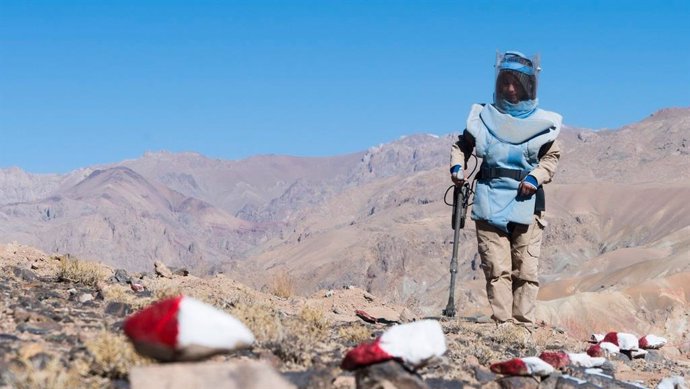 Afganistán.- Un equipo pionero de mujeres libra de minas la provincia de los bud