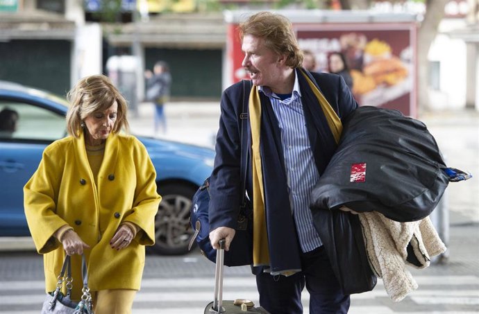 EDMUNDO ARROCET Y MARÍA TERESA CAMPOS LLEGAN A MADRID