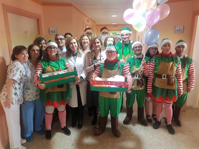 Alumnos del taller ocupacional de Bailén (Jaén) han visitado a los pequeños ingresados en el Hospital San Agustín de Linares (Jaén)
