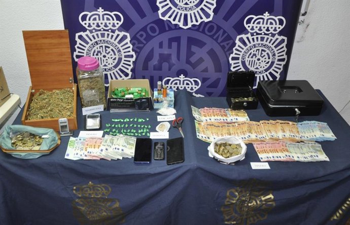 Efectos incautados por la Policía Nacional tras desmantelar un punto de venta de droga en Vélez-Málaga