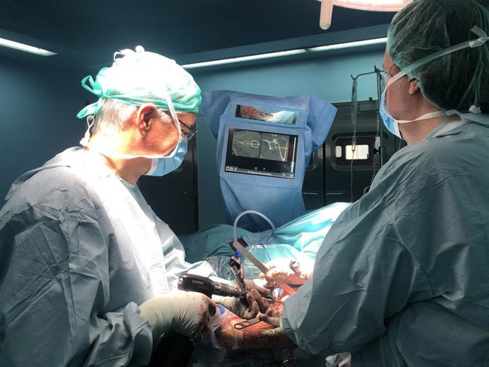 El servicio de traumatología de Son Lltzer realiza la primera intervención de prótesis de hombro navegada por GPS