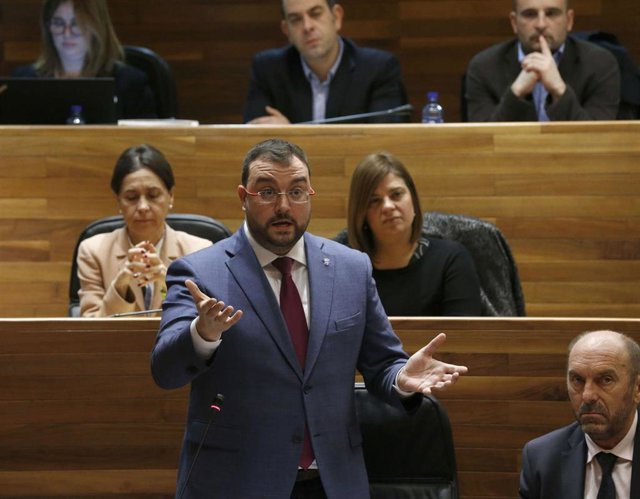 El presidente del Principado de Asturias, Adrián Barbón, durante una sesión del pleno de la Junta General del Principado de Asturias en noviembre de 2019.
