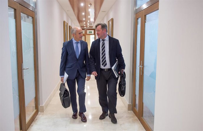 El portavoz del Gobierno Vasco, Josu Erkoreka, y el consejero de Cultura, Bingen Zupiria.