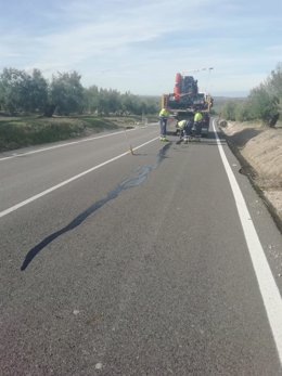 Sellado de grietas en carreteras de la red autonómica