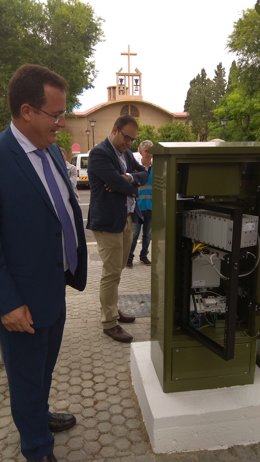 El delegado de Gobernación y Fiestas Mayores, Juan Carlos Cabrera, supervisa la renovación de un sistema de control de semáforos