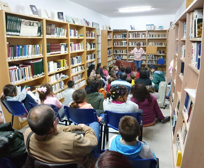 Cuentacuentos en una biblioteca de un pueblo de Huelva