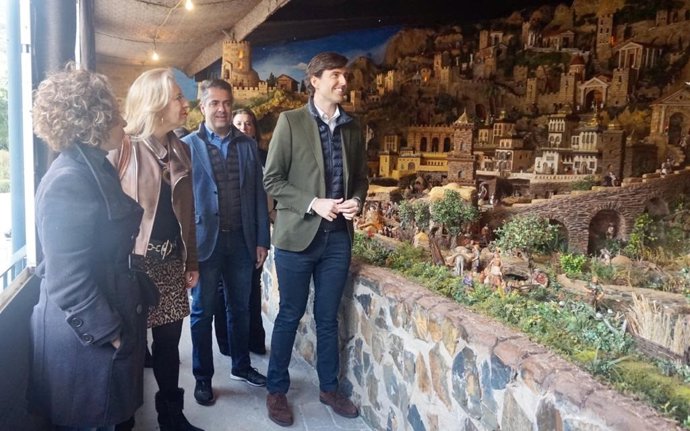 El vicesecretario de Comunicación del PP, Pablo  Montesinos, en su visita al Belén de La Mosca en Málaga.