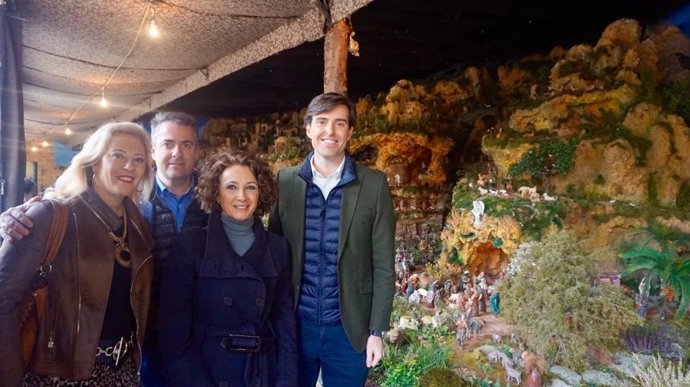 El vicesecretario de Comunicación del PP, Pablo Montesinos, a la derecha, junto a los 'populares' Carolina España y Carlos Conde y Susana Gómez, presidenta del Belén de La Mosca.