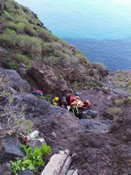 Efectivos de emergencia rescatan a una mujer en un barranco en Agaete