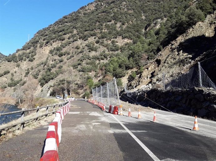 Paso alternativo en la C-13 en Lleida, cortada por desprendimientos