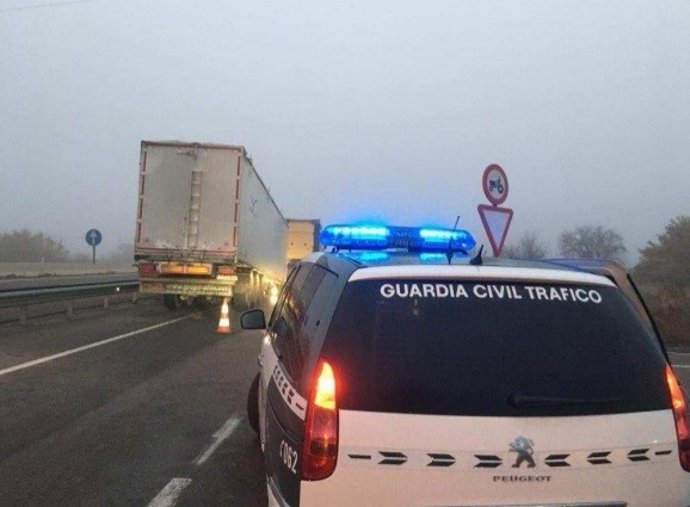 Un camión articulado bloquea la A-68 al perder uno de sus semiremolques