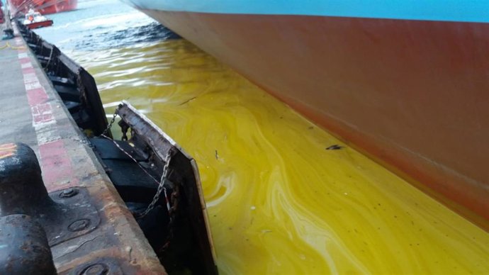 Vertido contaminantes en el puerto de Algeciras