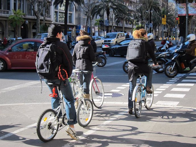 Tres ciclistes en un carril bici de Barcelona.