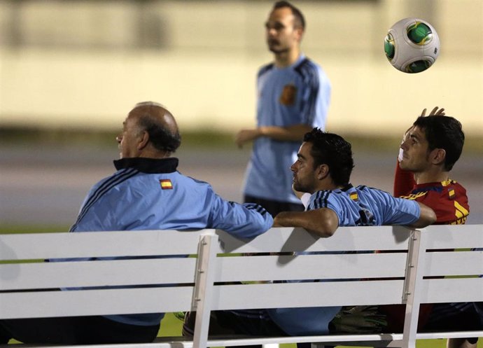 Xavi y Casillas en 2013, al lado de Del Bosque y con Iniesta al fondo.