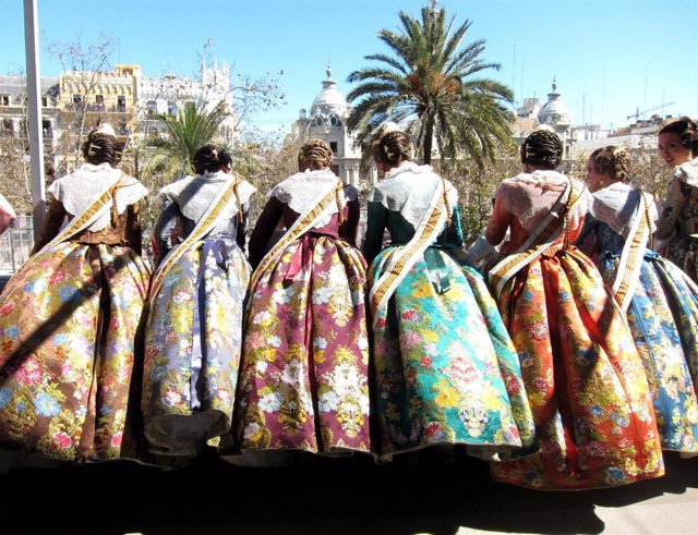 Falleras Asomadas Al Balcón Del Ayuntamiento