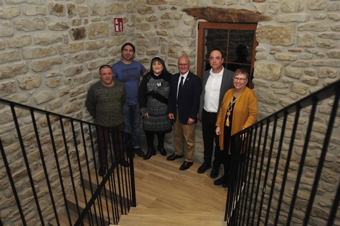 El consejero de Cohesión Territorial, Bernardo Ciriza, y autoridades del Ayuntamiento de Ujué en la escalera del edificio del Consitorio de la localidad