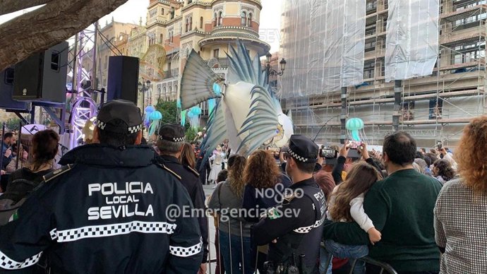 La Policía Local en el pasacalles 'Abismos'.