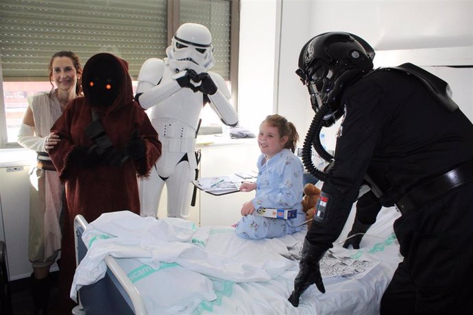 Visita de la Legión 501-Spanish Garrison de Star Wars al hospital de Guadalajara.