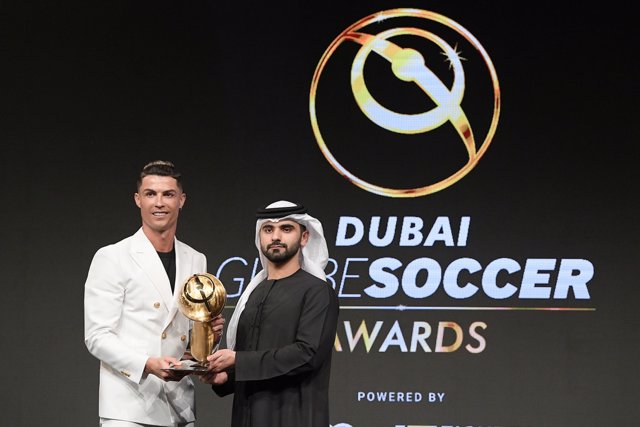 El delantero de la Juventus Cristiano Ronaldo recibe el Globe Soccer Award como Mejor Jugador de 2019