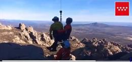 Imagen de un rescate del GERA de un hombre accidentado en la Sierra de Madrid