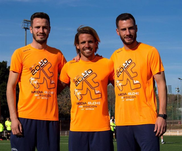 Los hermanos Ñíguez presentan la camiseta de la Media Maratón de Elche