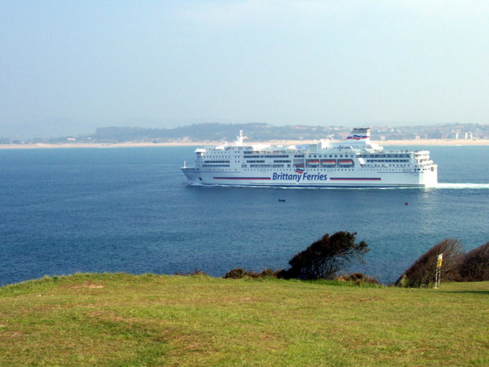 Ferry en la bahía de Santander