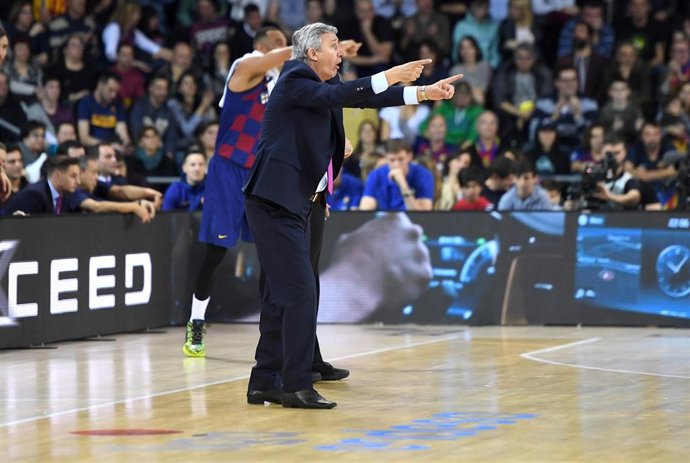 El entrenador del Bara, Svetislav Pesic, en el Clásico navideño de 2019-20 en el Palau Blaugrana
