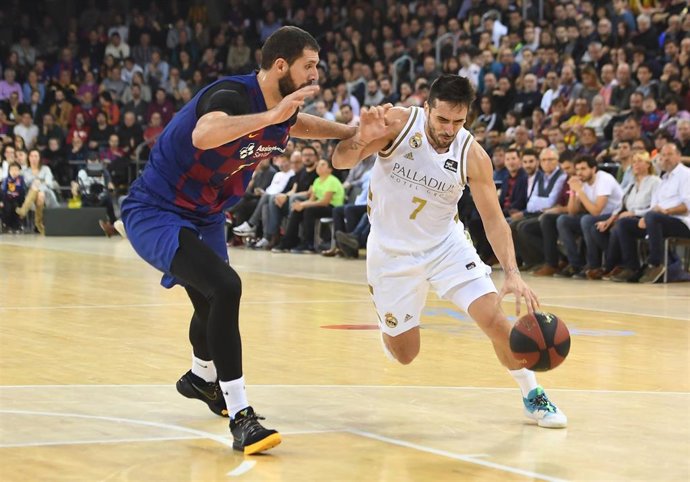 El pívot del Bara Nikola Mirotic y el base del Real Madrid Facundo Campazzo en el Clásico en el Palau